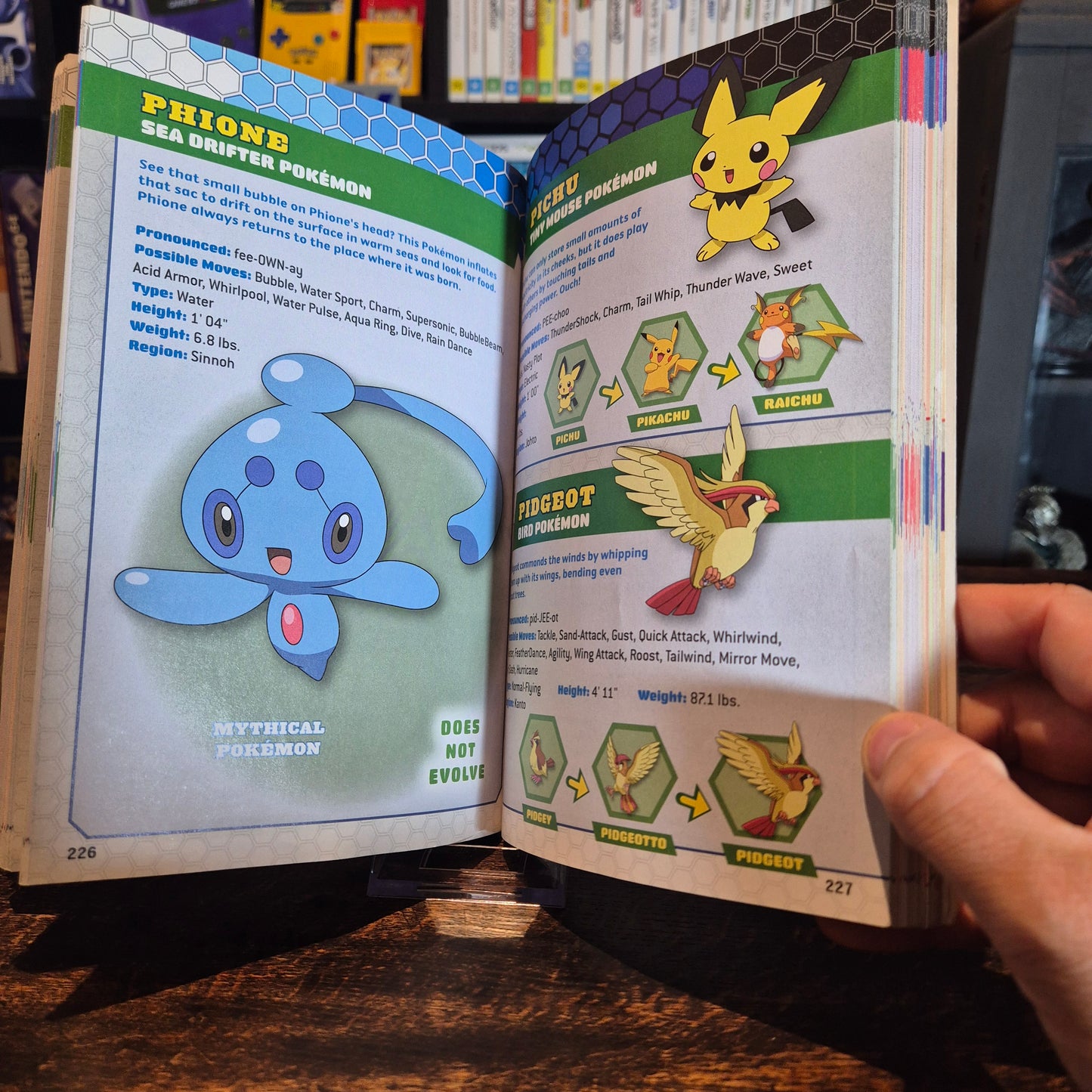 Pokemon Essential Handbook - Scholastic